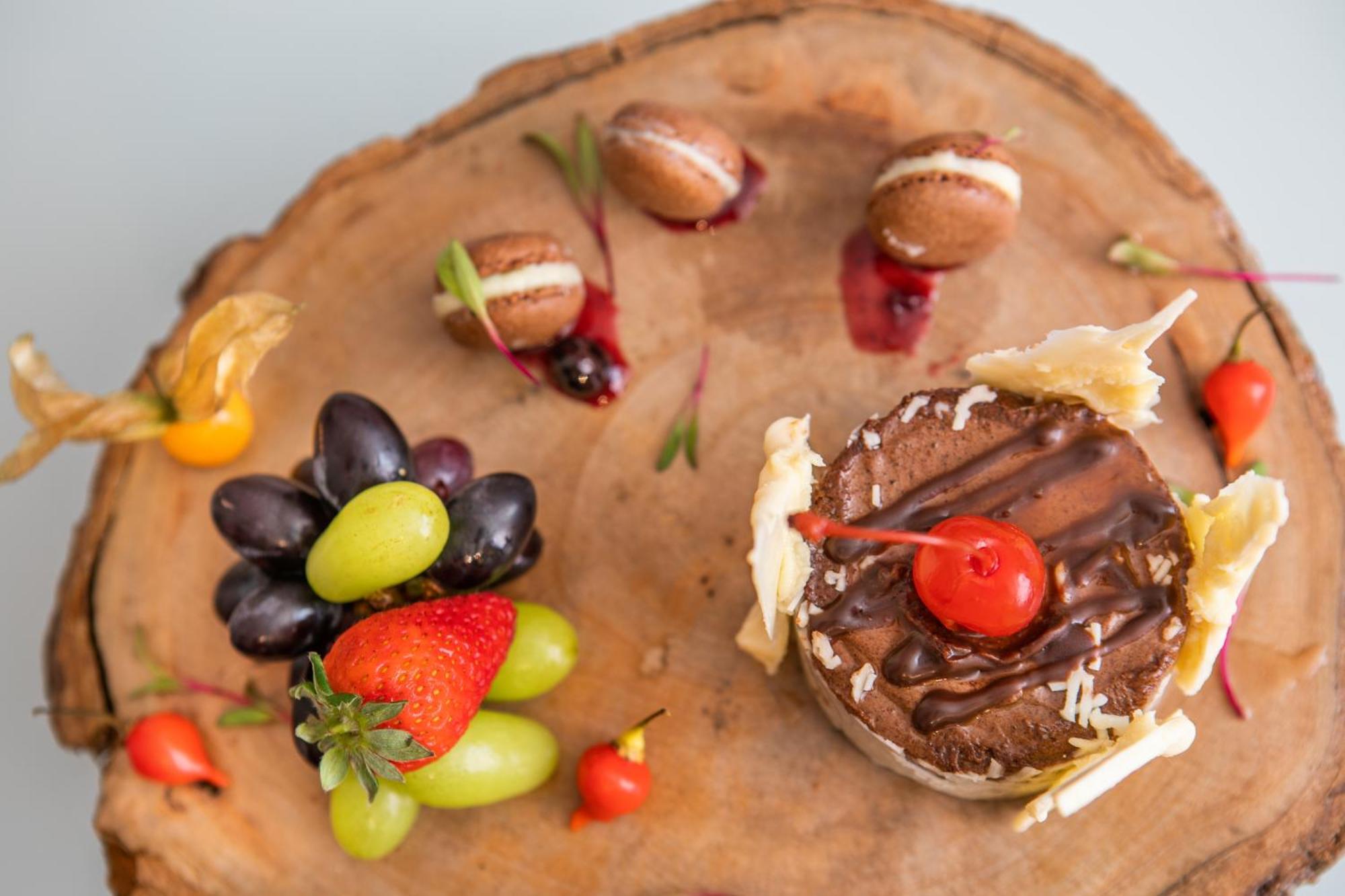 Hotel Meliá Paulista San Paolo Esterno foto A chocolate cake with fruit